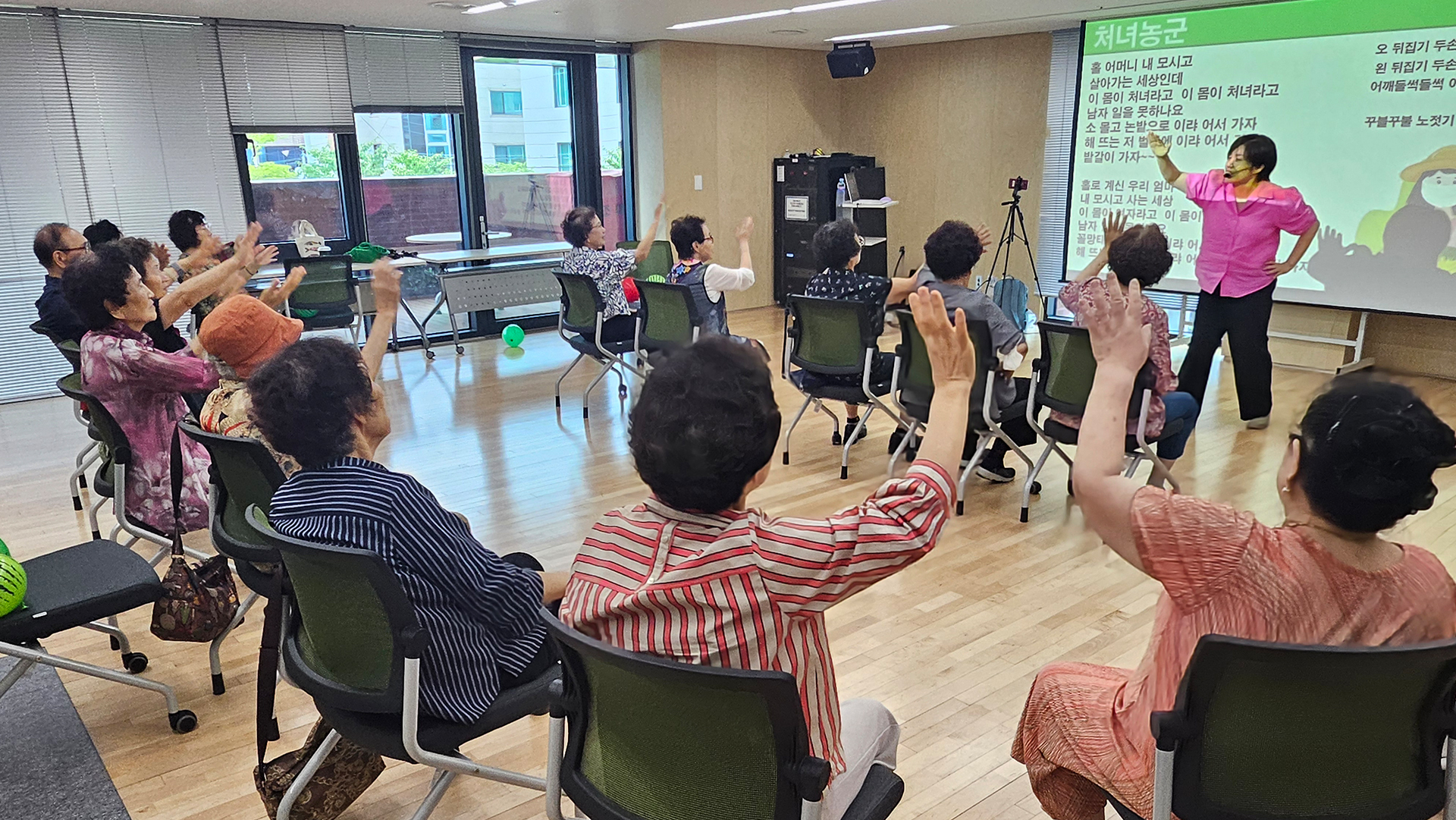 어르신들의 노후가 편안하고 여유로울 수 있는 곳, 미소와 정성으로 공경합니다.