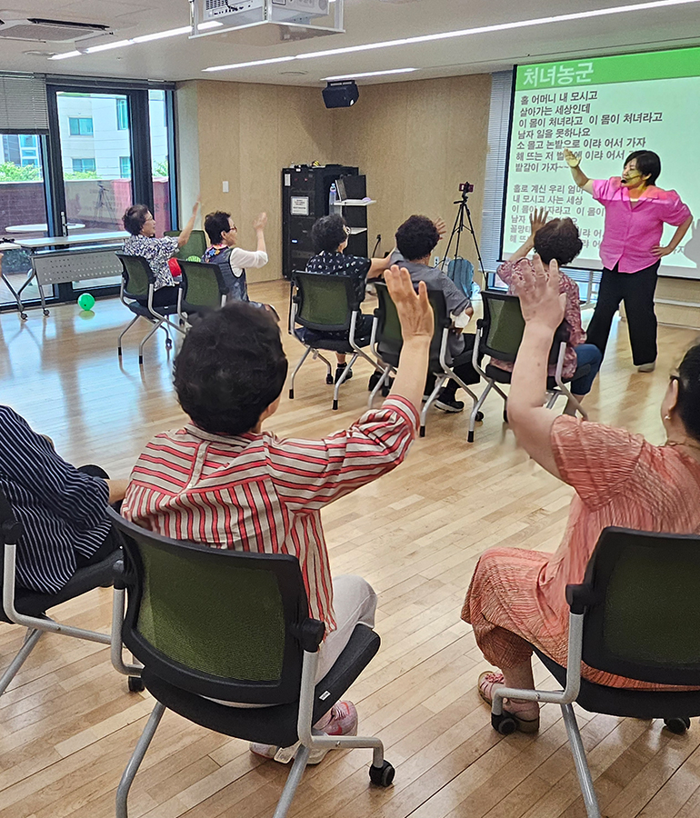 어르신들의 노후가 편안하고 여유로울 수 있는 곳, 미소와 정성으로 공경합니다.